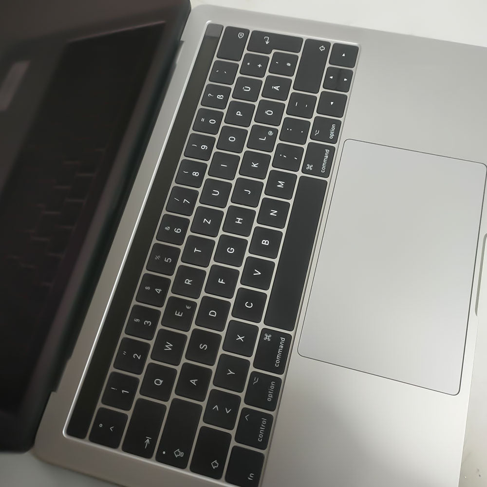 لاب توب ابل MacBook Pro 2017 (انتل كور i5 - رام 8 جيجابايت DDR3 - هارد 250 جيجابايت SSD - انتل Iris Plus 650 جرافيكس - شاشة 13.3 بوصة 2K - كاميرا) استعمال خارج
