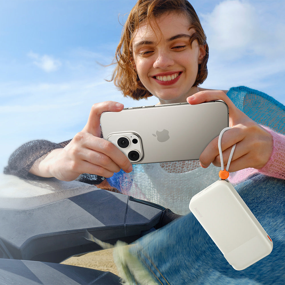 باور بانك ريماكس بمنفذ يو اس بي + منفذ تايب سي  22.5 وات 10000 مللي أمبير + شاحن + كابلين مدمجين RPP-E5 - ابيض