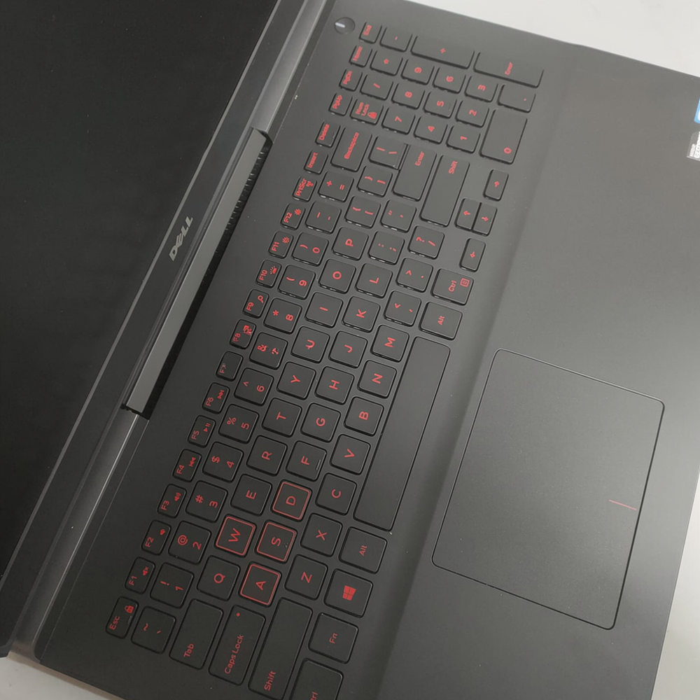 لاب توب ديل جيمينج Inspiron 15 7000 (انتل كور i7-7700HQ - رام 16 جيجابايت DDR4 - هارد 500 جيجابايت SSD - نفيديا جيفورس GTX 1050 TI 4GB - شاشه 15.6 بوصة 4K - كاميرا) استعمال الخارج