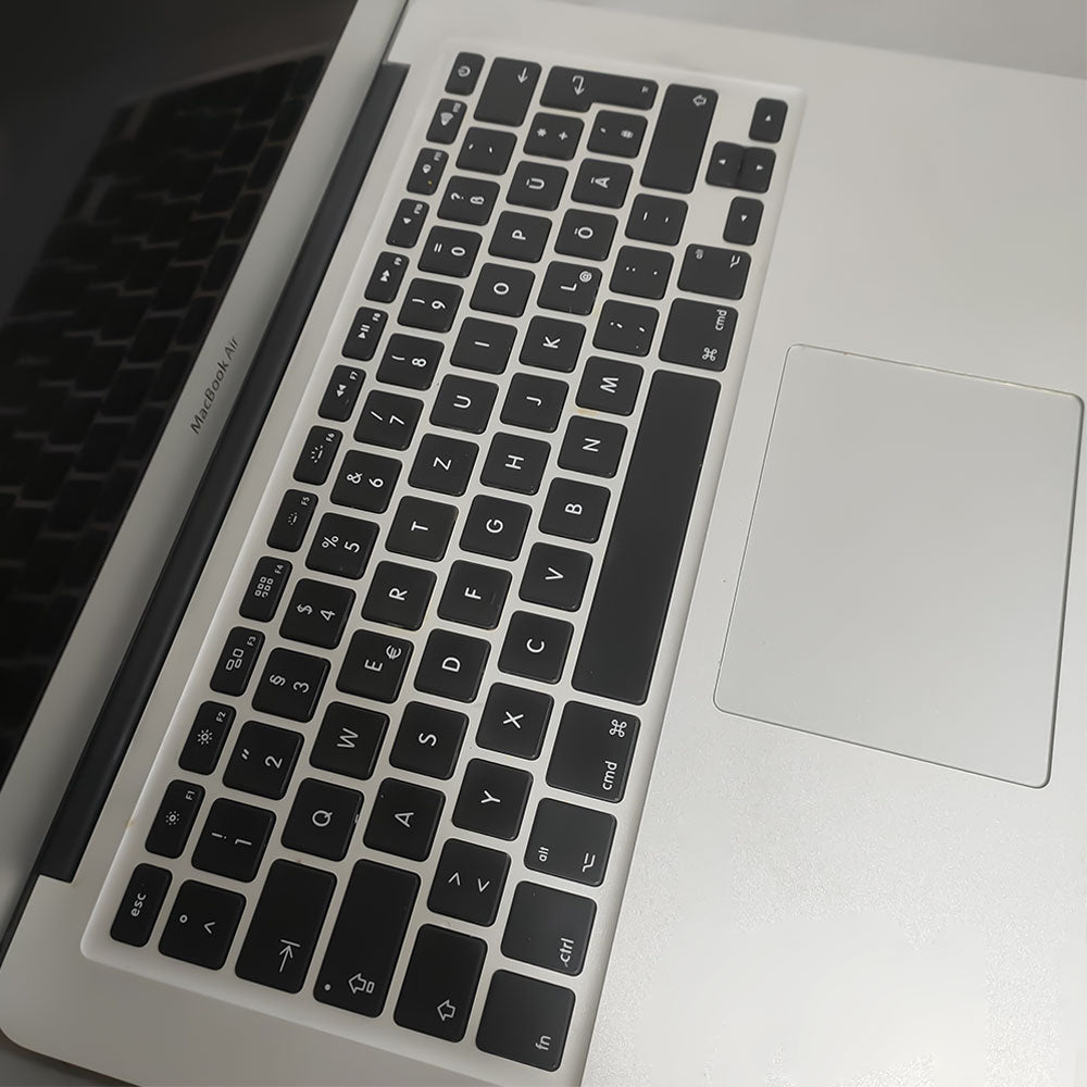 لاب توب ابل MacBook Air 7.2 2017 (انتل كور i5 - رام 8 جيجابايت DDR3 - هارد 250 جيجابايت SSD - انتل جرافيكس HD - شاشة 13.3 بوصة HD - كاميرا) استعمال خارج
