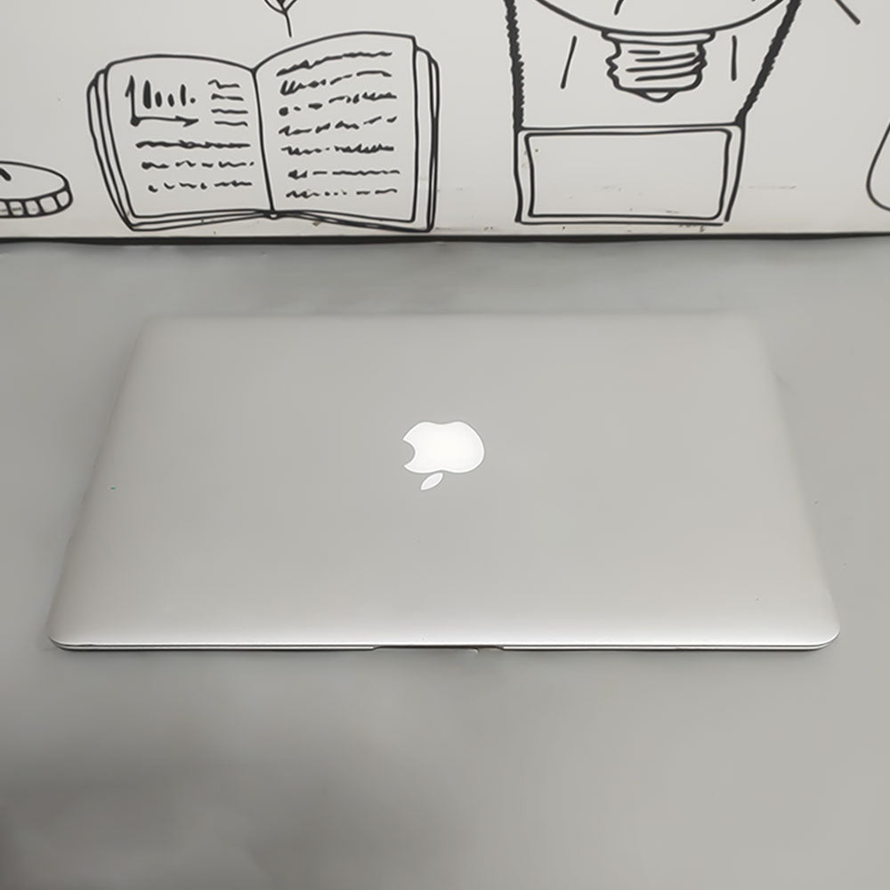 لاب توب ابل MacBook Air 7.2 2017 (انتل كور i5 - رام 8 جيجابايت DDR3 - هارد 250 جيجابايت SSD - انتل جرافيكس HD - شاشة 13.3 بوصة HD - كاميرا) استعمال خارج